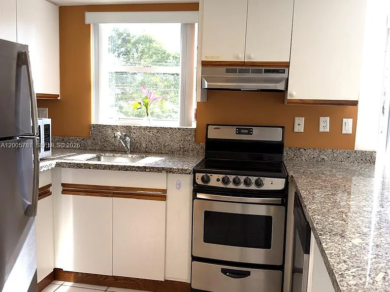3052 SW 27th Ave #204 — Photo 18