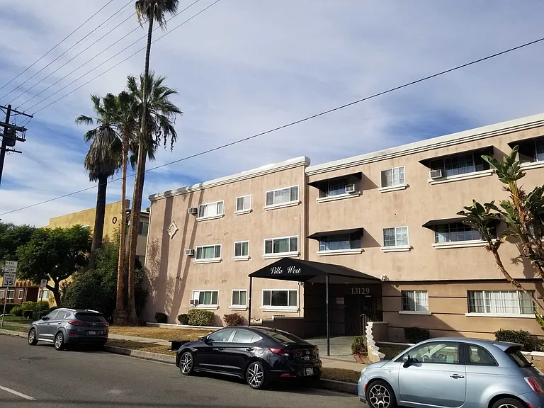 Oxnard St — Photo 1