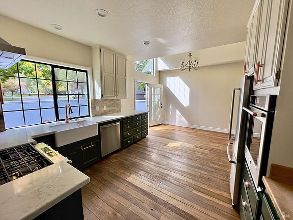 5th image of 741 Amherst Circle