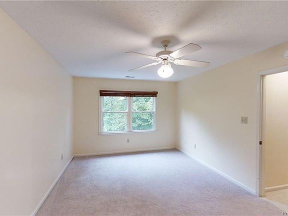 3rd image of 129 Wellington Dr