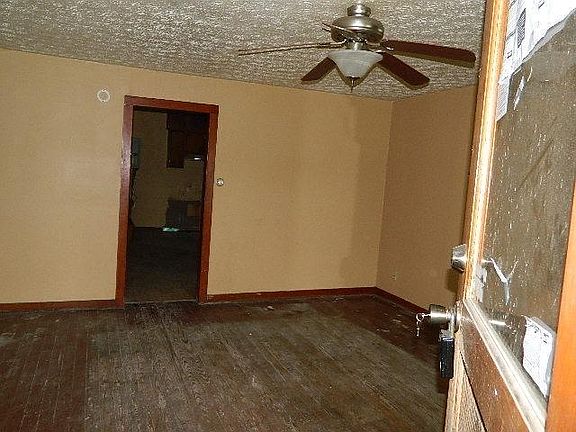 3rd image of 828 Turner Ln