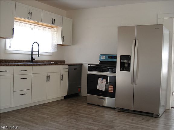 5th image of 852 S Broadway