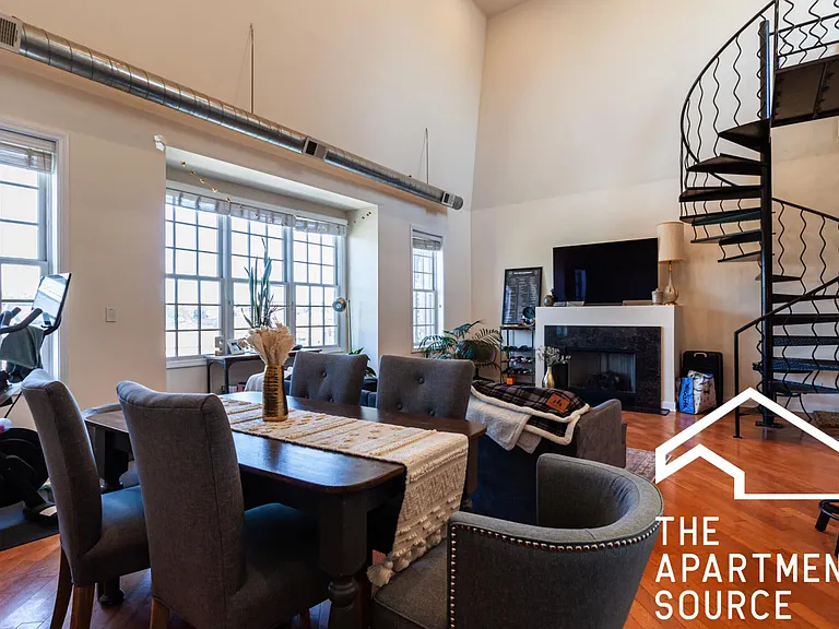 2029 W Division St #PENTHOUSE — Photo 1