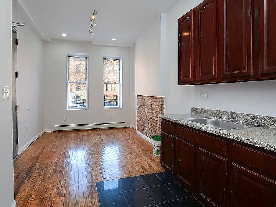 1st image of 514 Bainbridge St #1