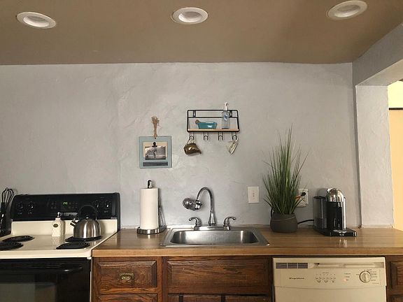 5th image of 212 Green St