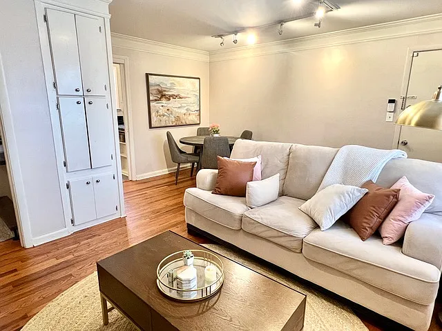 2 bed, 918 sqft, $1,797 — Photo 4