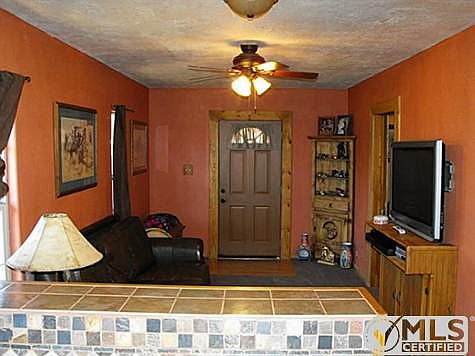 4th image of 1221 W Elm St