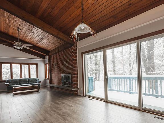 3rd image of 674 Brook Dr