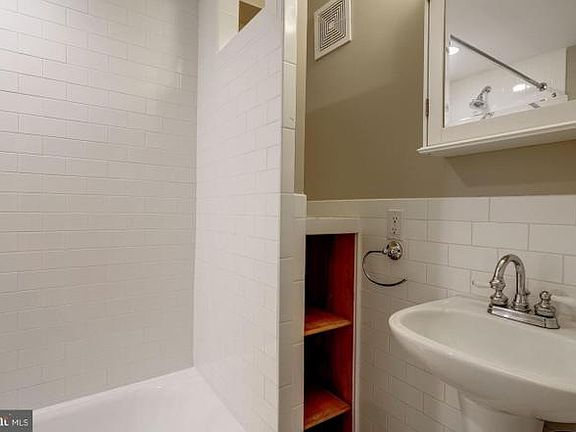 4th image of 243 8th St NE #2