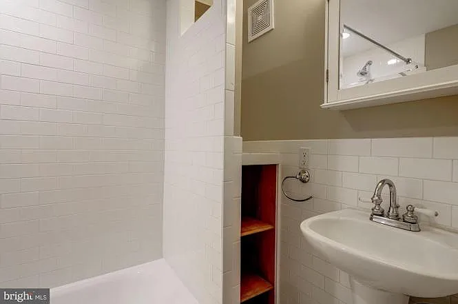 243 8th St NE #2 — Photo 4