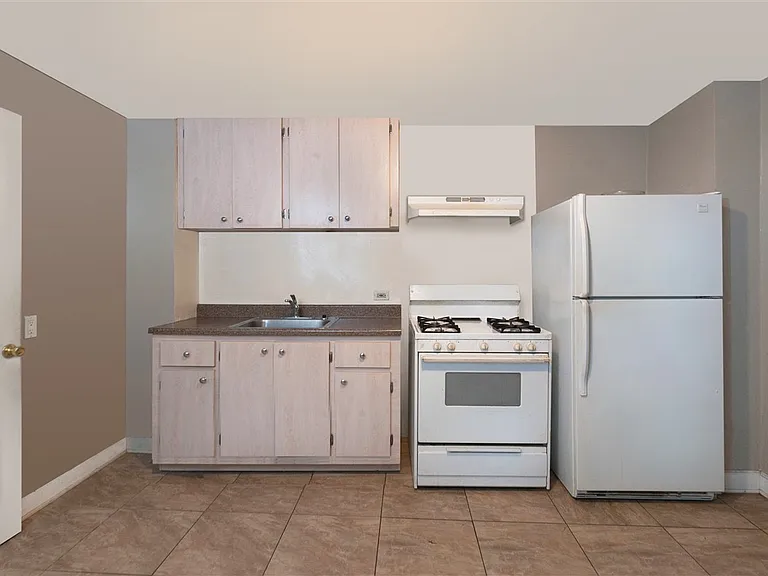 492 Linwood St #3 — Photo 1