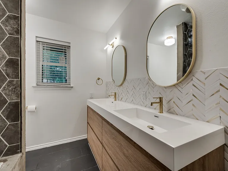 1718 Westminster Dr — Photo 4