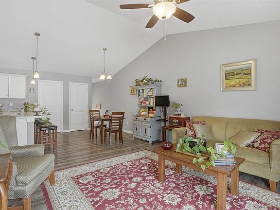 4th image of 604 Riley Ln