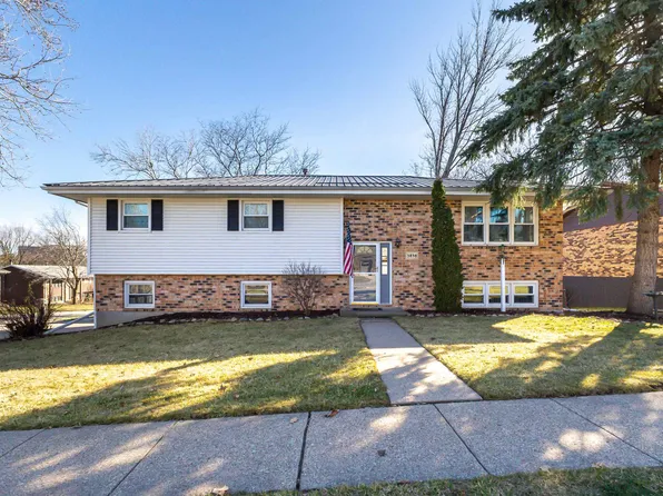 3838 Aurora St, Dubuque, IA 52002