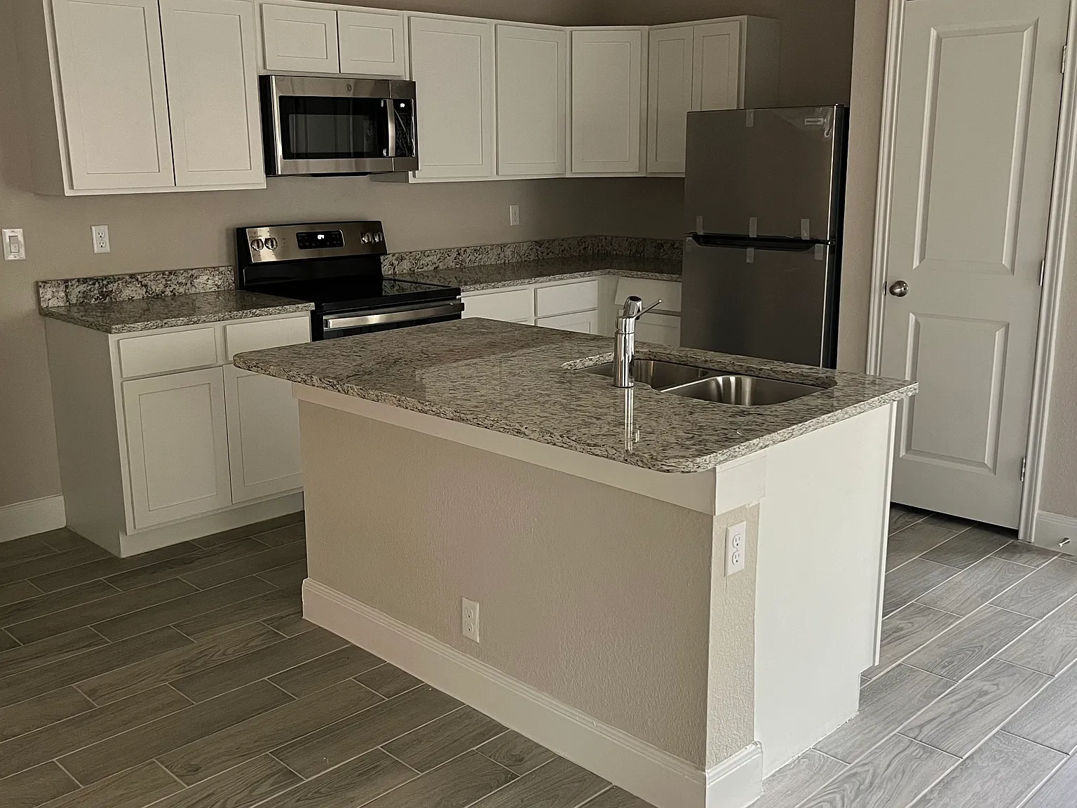 3 bed, 2.5 bath, 1331 sqft, $1,595 — Photo 4