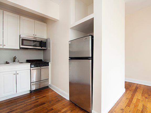 5th image of 402 W 54th St APT 4F
