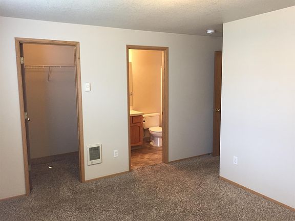 Master with separate bath and walk-in CLoset