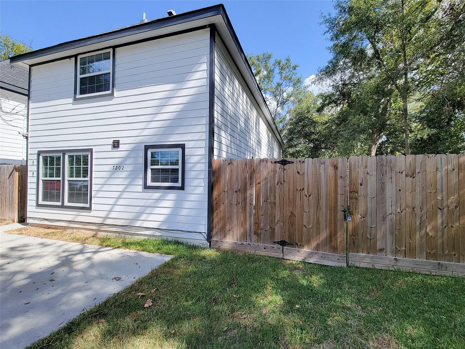 3 bed, 2.0 bath, 1160 sqft, $1,600 — Photo 3