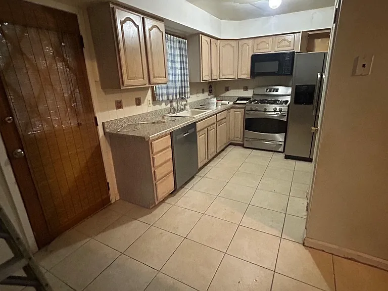 75 Lonergan Dr — Photo 2