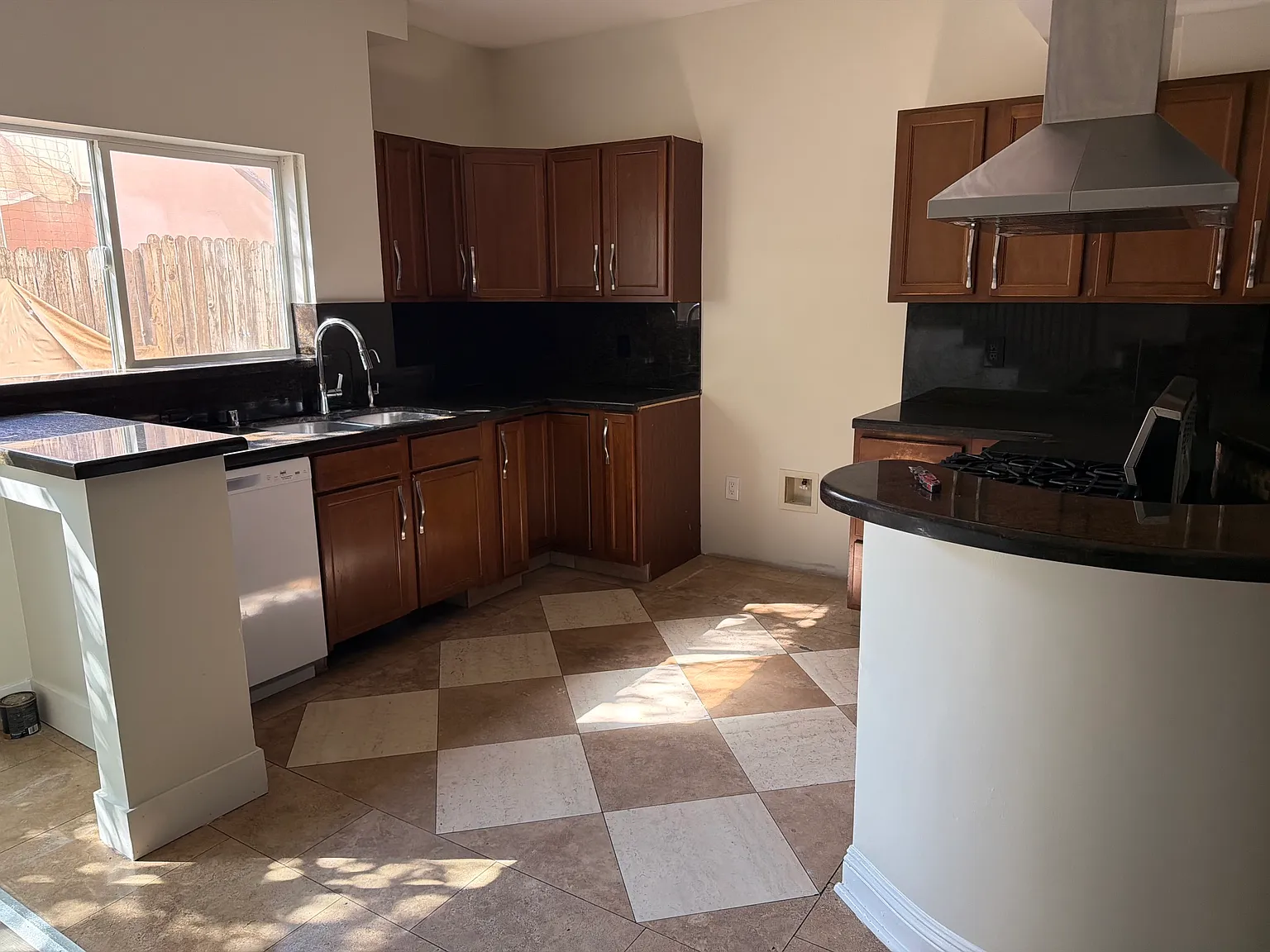 3 bed, 2.5 bath, 1800 sqft, $3,250 — Photo 4