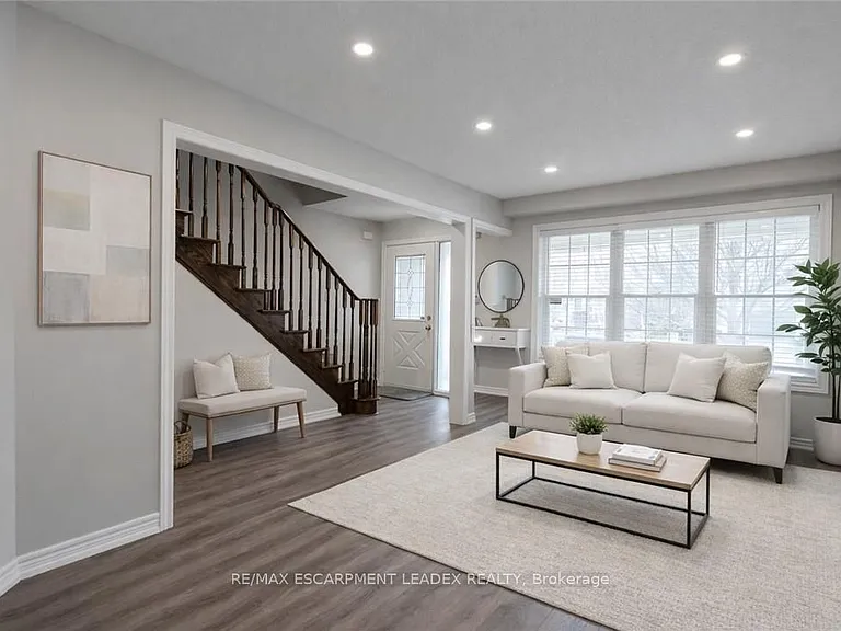 7 Hollinrake Ave — Photo 3