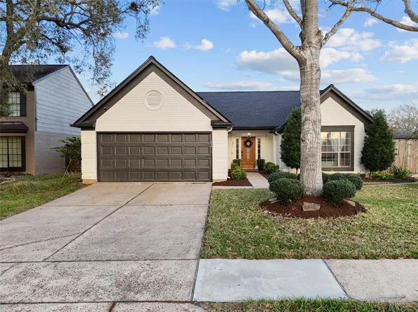 3911 Spring Circle Dr W, Pearland, TX 77584