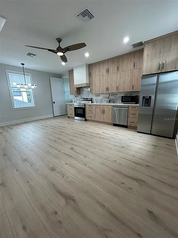 1 bed, 1.0 bath, 693 sqft, $1,900 — Photo 3
