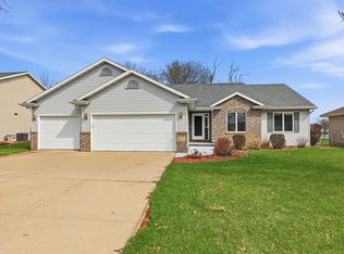 2294 Meadow Heights Cir, Neenah, WI 54956