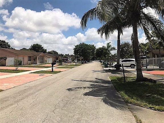 Exterior Neighborhood (street photo)