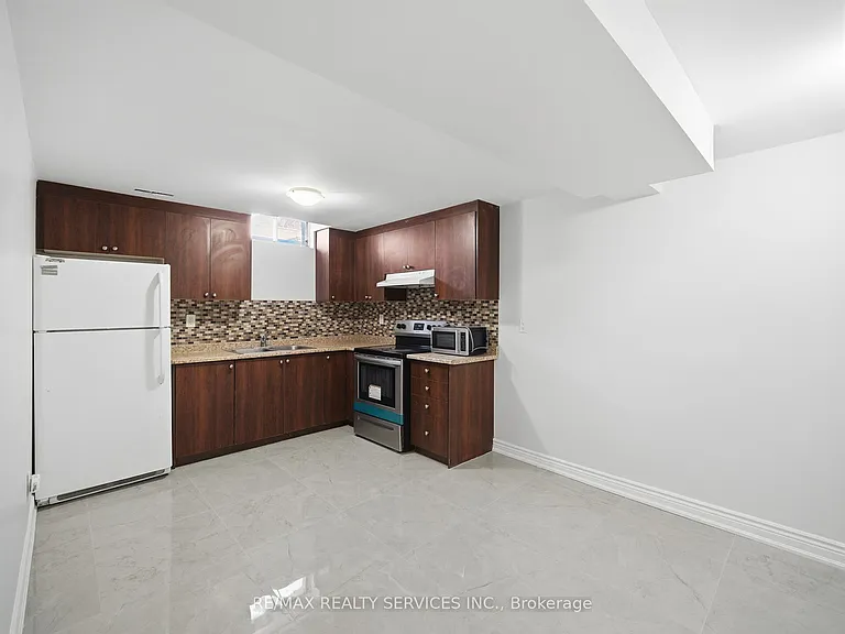 8 Deerpark Cres S #LOWER — Photo 10