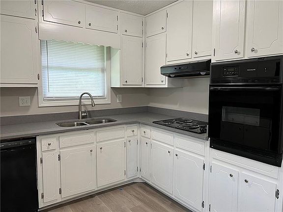 4th image of 2945 Botany Dr