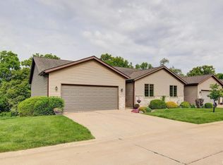 510 Apple Valley Ln, Clinton, IA 52732