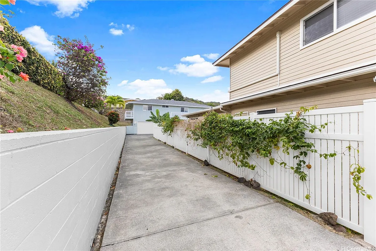 Driveway puts house away from the street. - 368 Keolu Dr