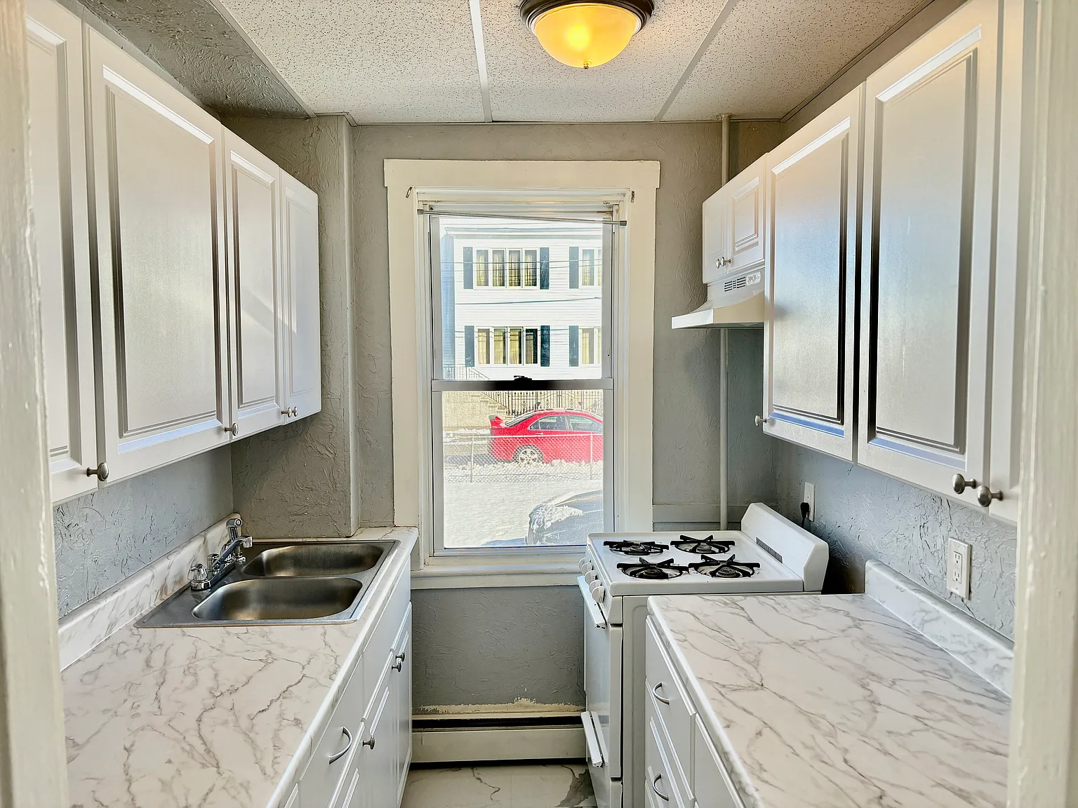 121-129 Fulton St Fall River, MA 1 Bedroom + Bonus Room! Close to New Commuter Rail — Photo 2