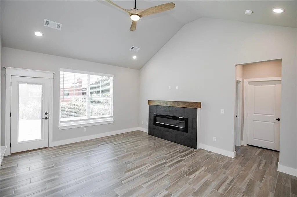 100 White Oak St - 1 — Photo 3