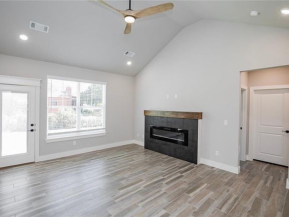 3rd image of 100 White Oak St