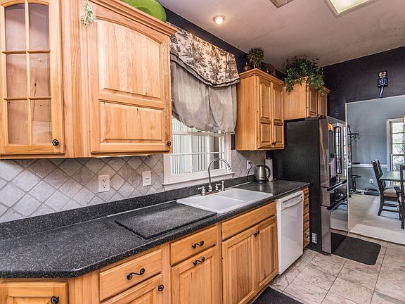 4th image of 808 Essex Dr
