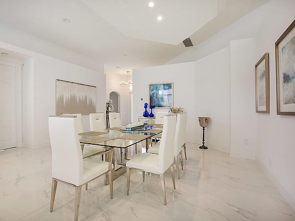 Home For Sale In Woodfield Country Club