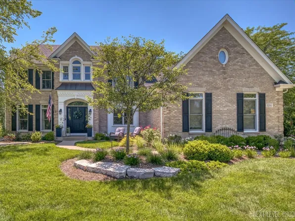 3201 Greenwood Ln, Saint Charles, IL 60175