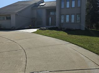 6463 Royal Pointe Dr, West Bloomfield, MI 48322