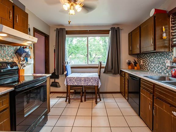 4th image of 3060 Tamarak Dr