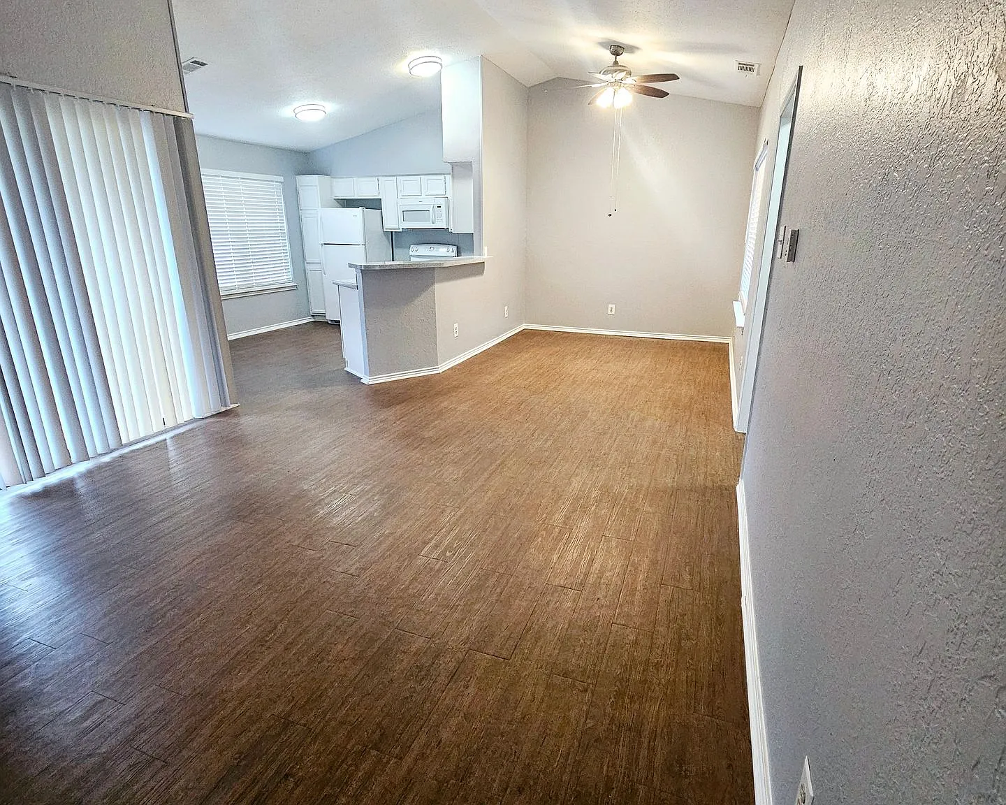 MOVE IN SPECIAL - $500.00 OFF 1ST MONTH'S RENT — Photo 3