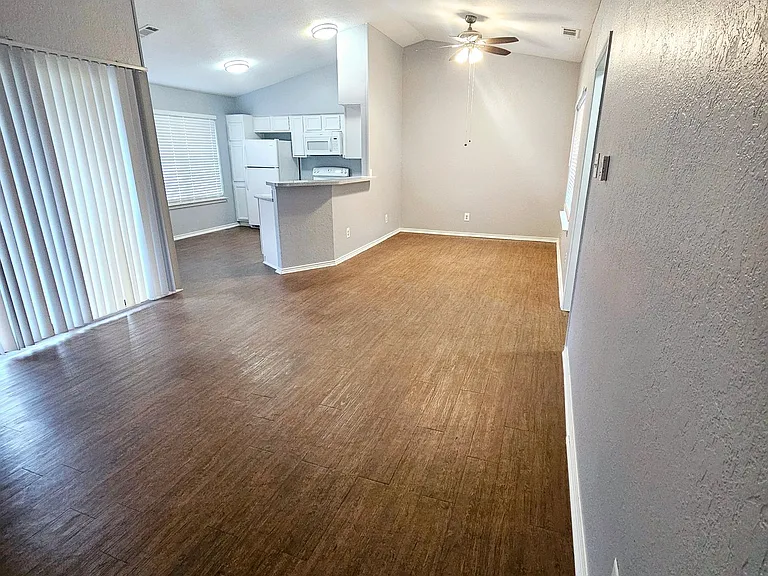 MOVE IN SPECIAL - $500.00 OFF 1ST MONTH'S RENT — Photo 3