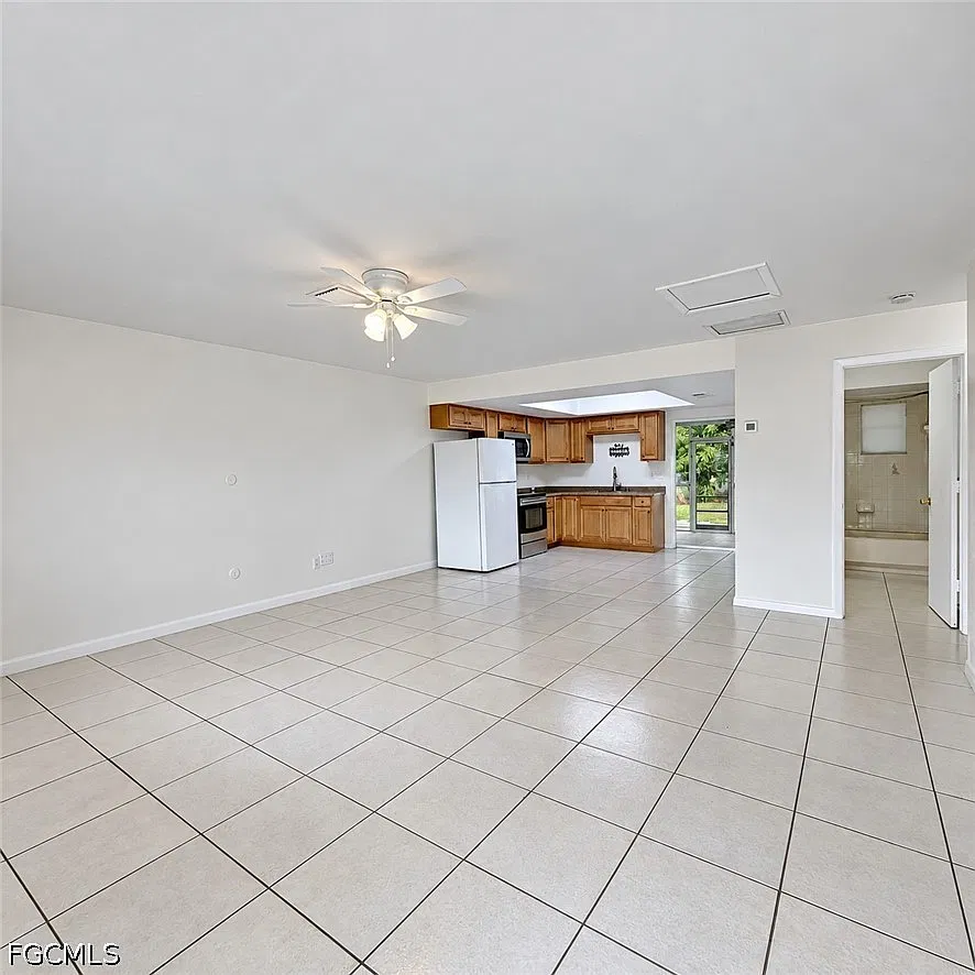 2 bed, 2.0 bath, 882 sqft, $1,295 — Photo 2