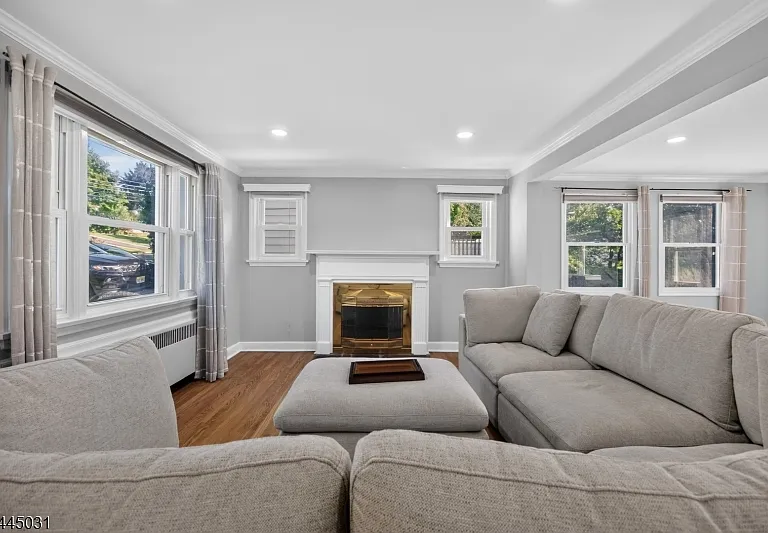 29 Laurel Ave — Photo 3