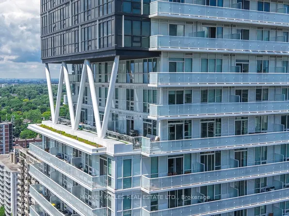 101 Erskine Ave #2407, Toronto, ON M4P 0C5