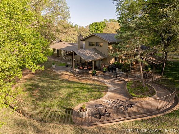 2nd image of 2300 Woodland Springs Dr