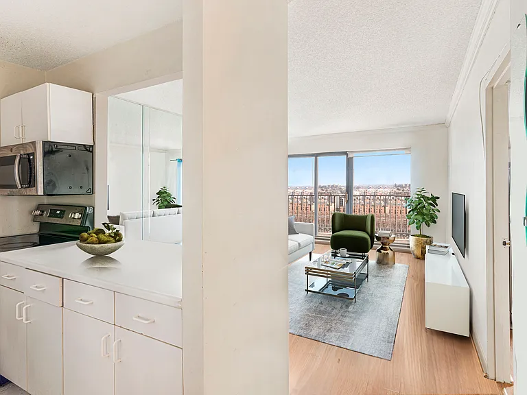 2540 Shore Blvd #18I — Photo 3