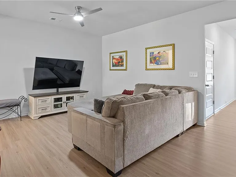 229 Dupont Dr — Photo 3