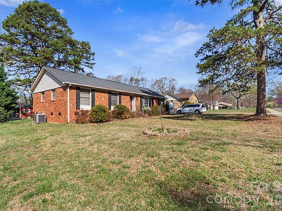 2nd image of 1135 Fieldstone Rd